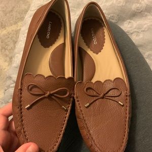 Lands’ End is woman flats brown with bow on top barely worn size 8 1/2